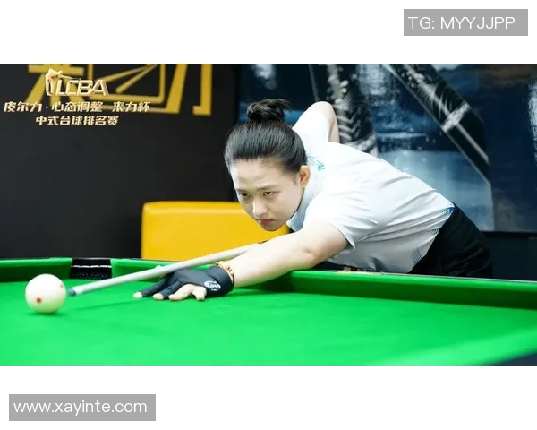 竞技体操比赛精彩纷呈，顶尖选手争夺荣誉，技艺与力量的完美碰撞